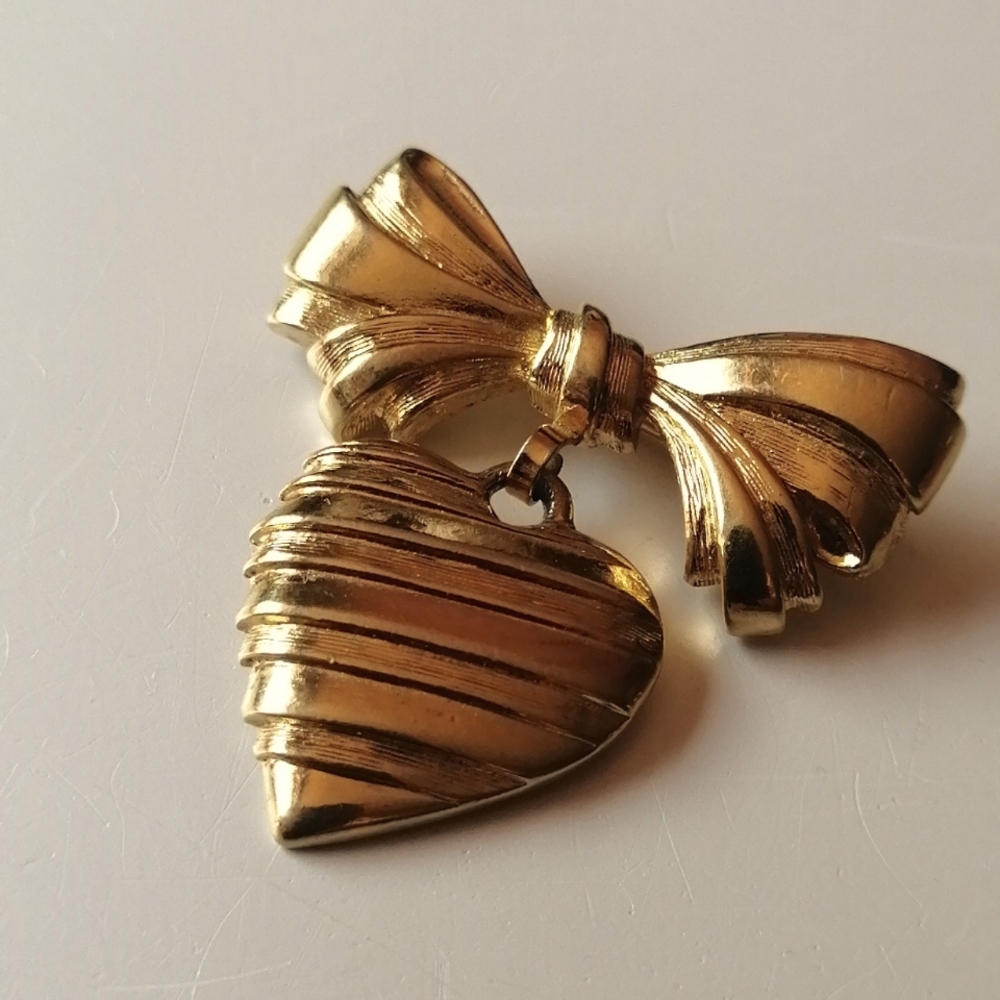 Avon 1986 "Sentimental Pin" Gold Heart Bow Pin